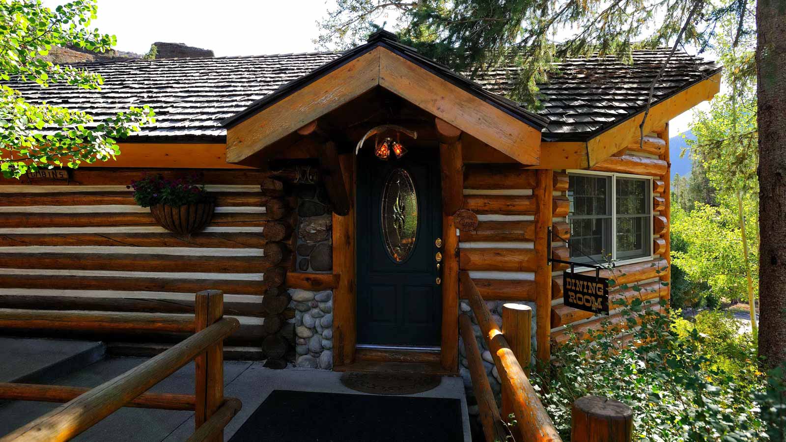 codywycabinskitchencabinsheader Elephant Head Lodge